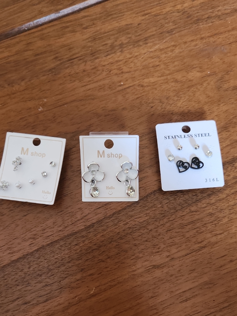 Fashion Jewelry White Flower and Black Heart Earring Set
